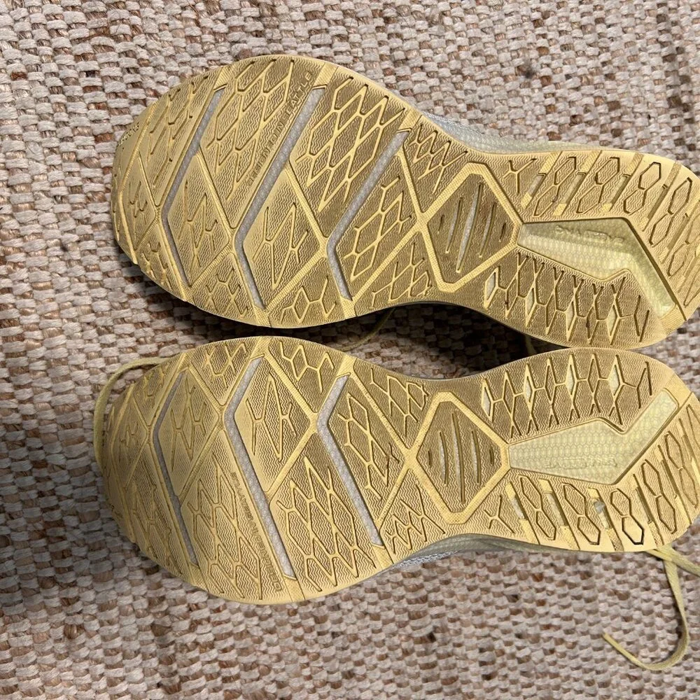 BROOKS LEVITATE RUNNING SHOES, SIZE 7 WOMENS, LIGHTLY USED - Picture 6 of 9